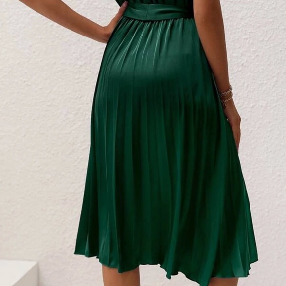 Emerald Green Batwing Pleated Satin Dress - Picture 3 of 10